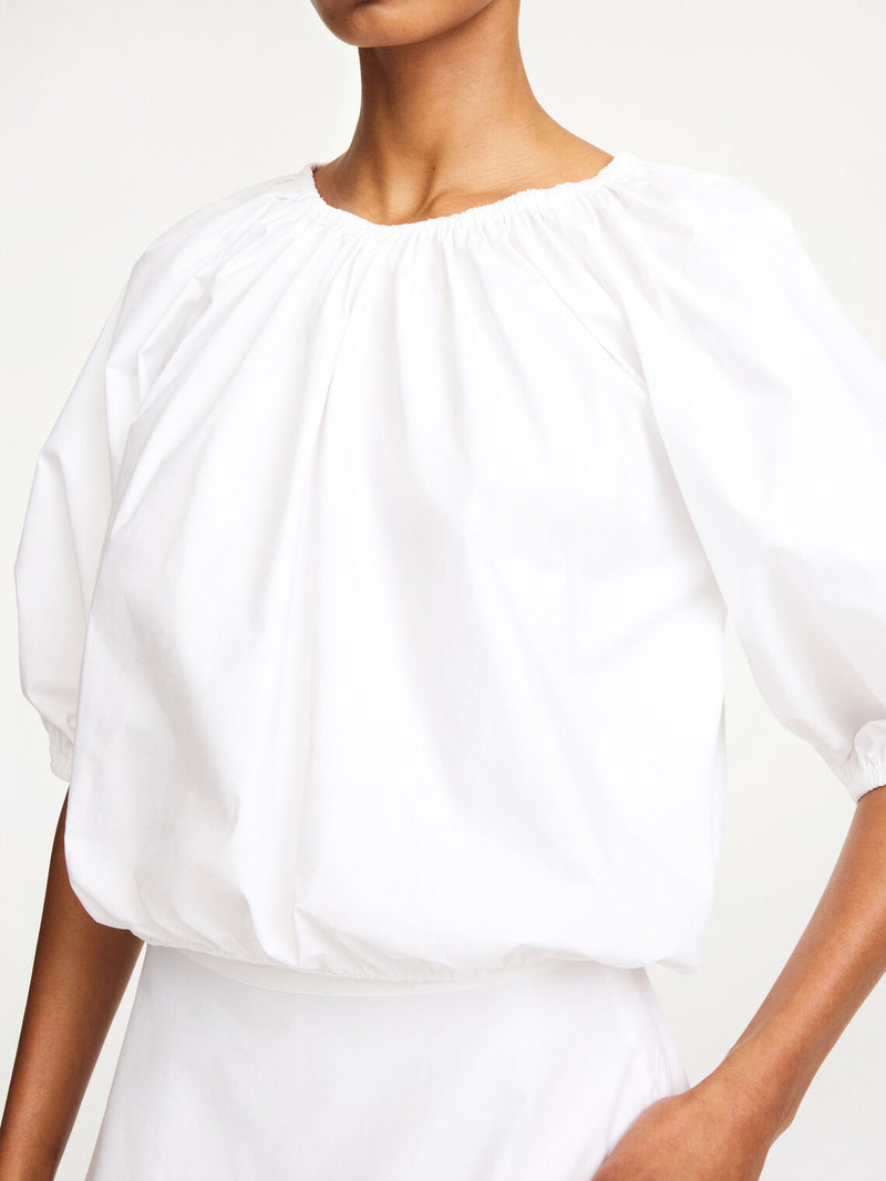 By Malene Birger Lelow topp i hvit, laget av 100% organisk bomull, med en ballongformet silhuett og albuelange ermer.