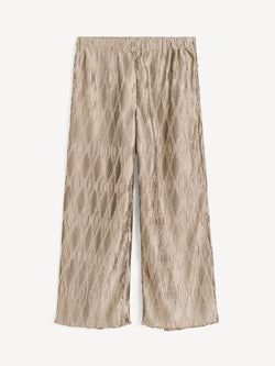 By Malene Birger Letita bukse i beige, med en plissé struktur, strikk i livet, og laget av resirkulert polyester.