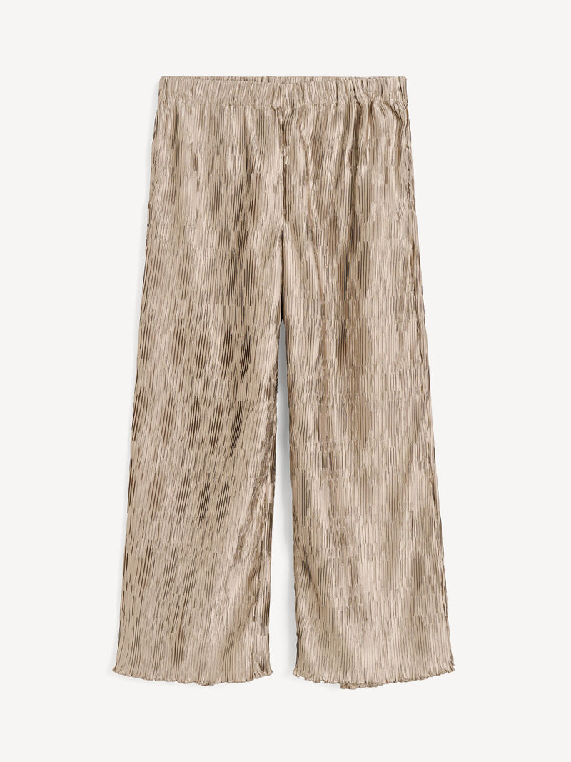 By Malene Birger Letita bukse i beige, med en plissé struktur, strikk i livet, og laget av resirkulert polyester.