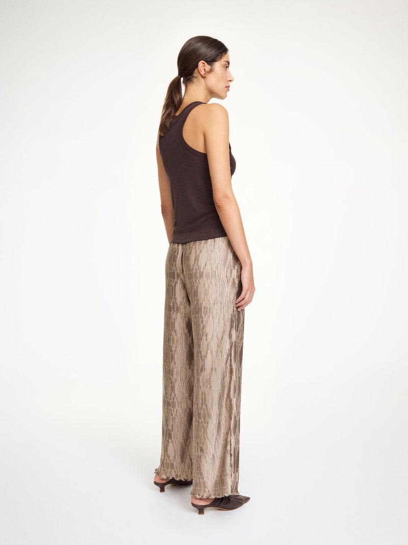 By Malene Birger Letita bukse i beige, med en plissé struktur, strikk i livet, og laget av resirkulert polyester.