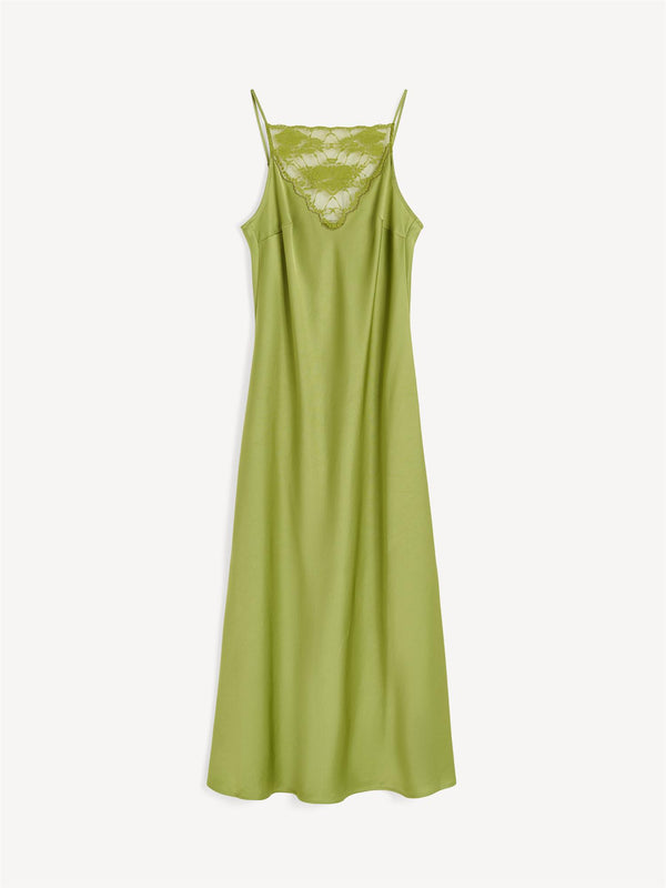 By Malene Birger Libbie kjole i grønn, med blonde-detaljer og et underkjole-inspirert uttrykk, laget av acetat og polyester.