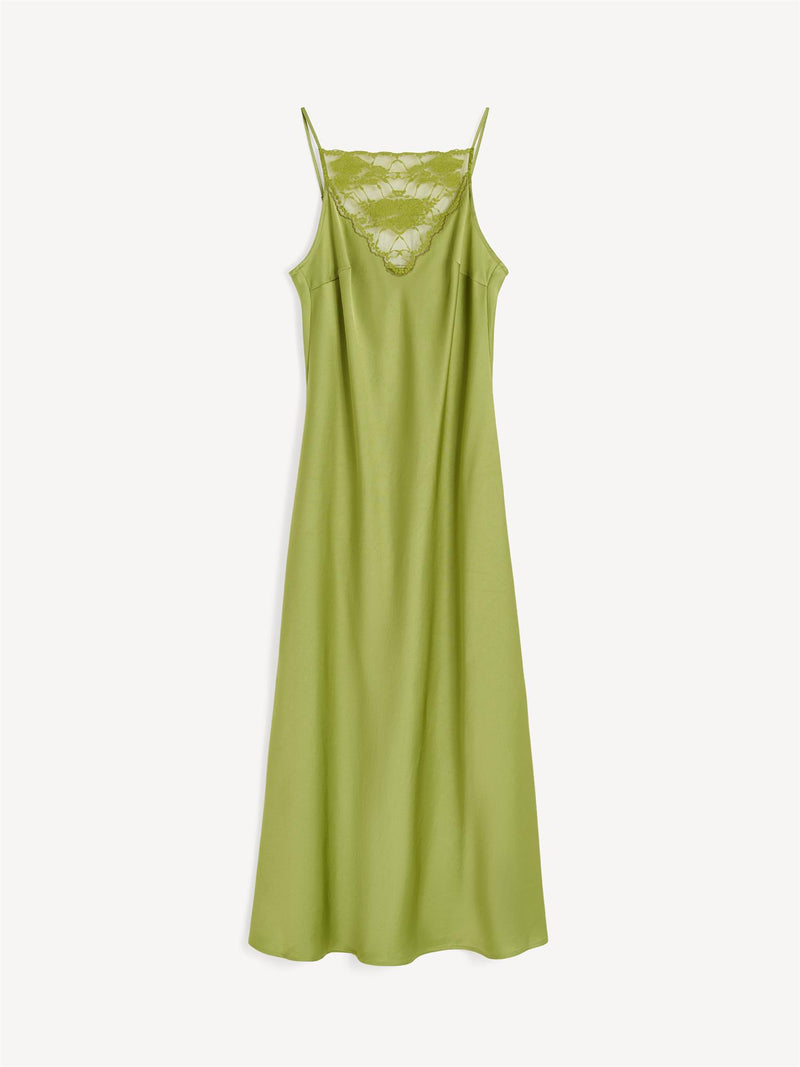 By Malene Birger Libbie kjole i grønn, med blonde-detaljer og et underkjole-inspirert uttrykk, laget av acetat og polyester.