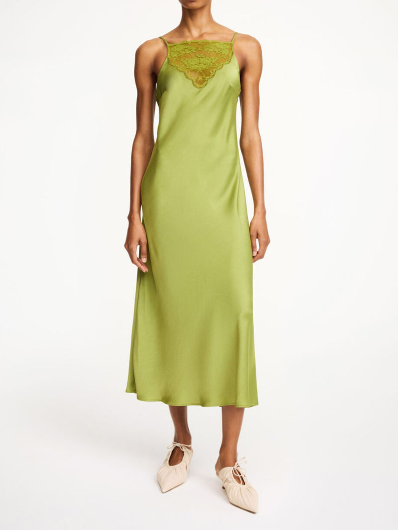 By Malene Birger Libbie kjole i grønn, med blonde-detaljer og et underkjole-inspirert uttrykk, laget av acetat og polyester.