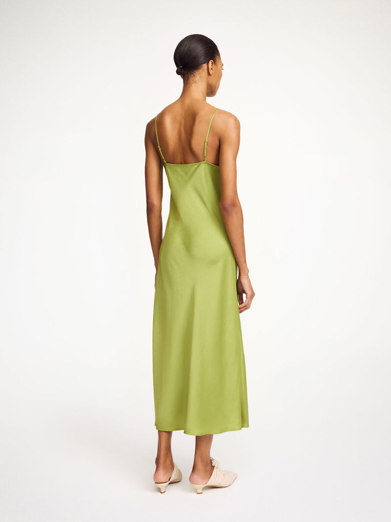 By Malene Birger Libbie kjole i grønn, med blonde-detaljer og et underkjole-inspirert uttrykk, laget av acetat og polyester.