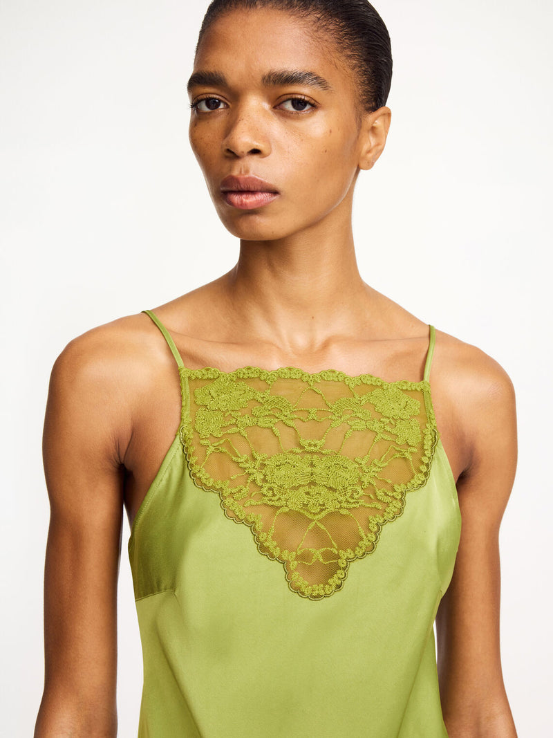 By Malene Birger Libbie kjole i grønn, med blonde-detaljer og et underkjole-inspirert uttrykk, laget av acetat og polyester.