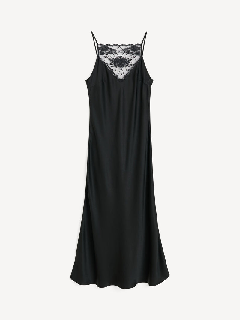 By Malene Birger Libbie kjole i sort, med blonde-detaljer og et underkjole-inspirert uttrykk, laget av acetat og polyester.