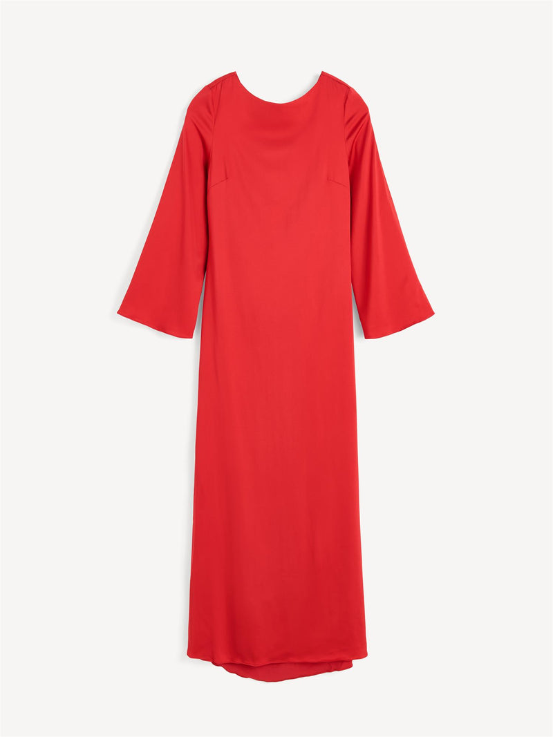 By Malene Birger Lisa kjole i rød, med dyp rygg som lukkes med justerbar knyting og er laget av viskose og elastan.