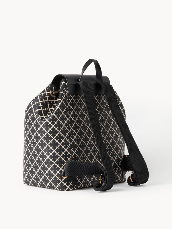 By Malene Birger Loenlo ryggsekk i sort, med Signature Flower-mønster, brede stropper og klafflukking.

