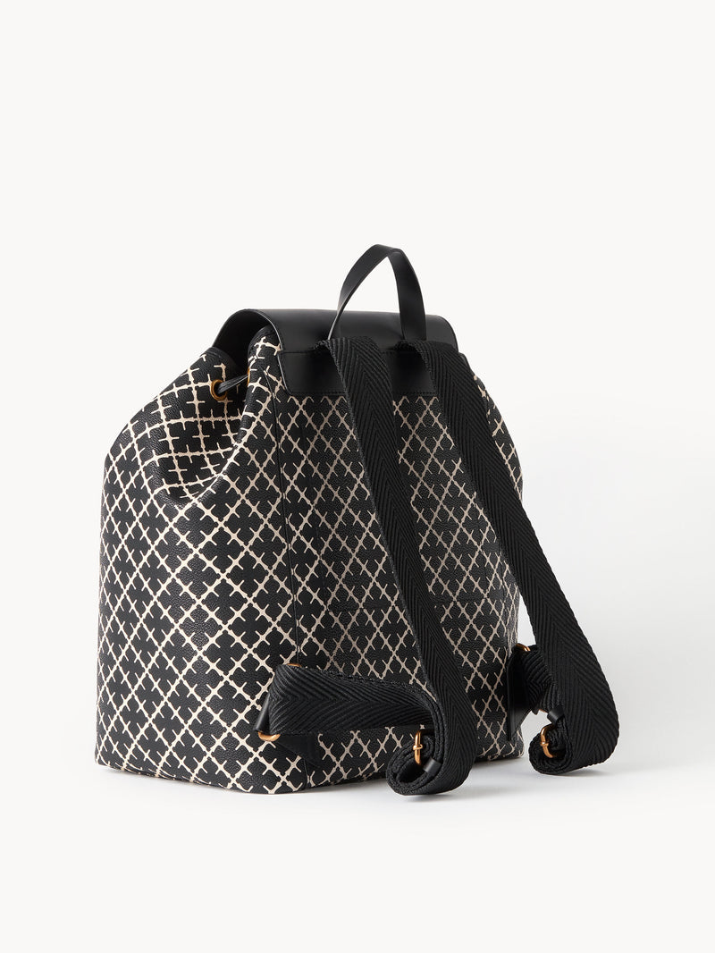 By Malene Birger Loenlo ryggsekk i sort, med Signature Flower-mønster, brede stropper og klafflukking.

