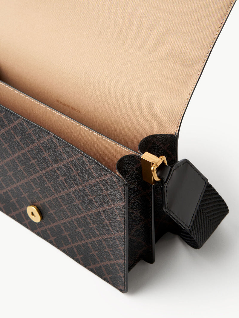 By Malene Birger Loenna crossover-veske i brun polyvinyl chloride, med Signature Flower-mønster, skinndetaljer og justerbar skulderrem.