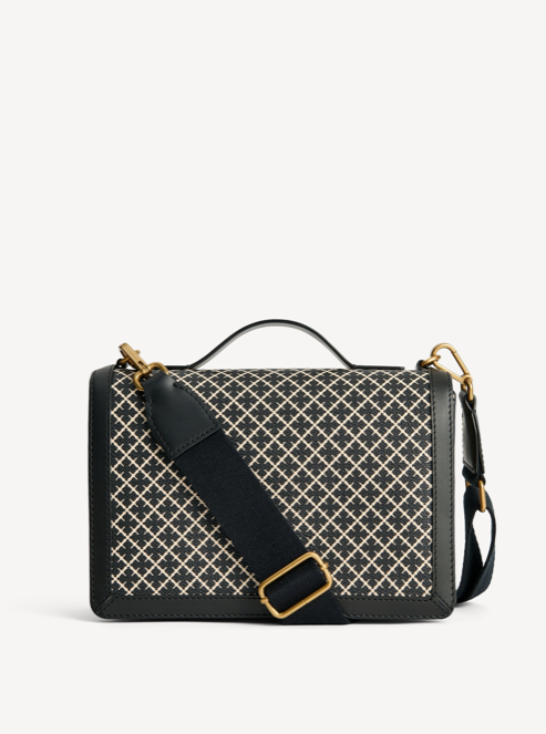 By Malene Birger Loennas cross-over veske i sort, laget av polyvinylklorid, med skinndetaljer, justerbar skulderrem og et romslig interiør.