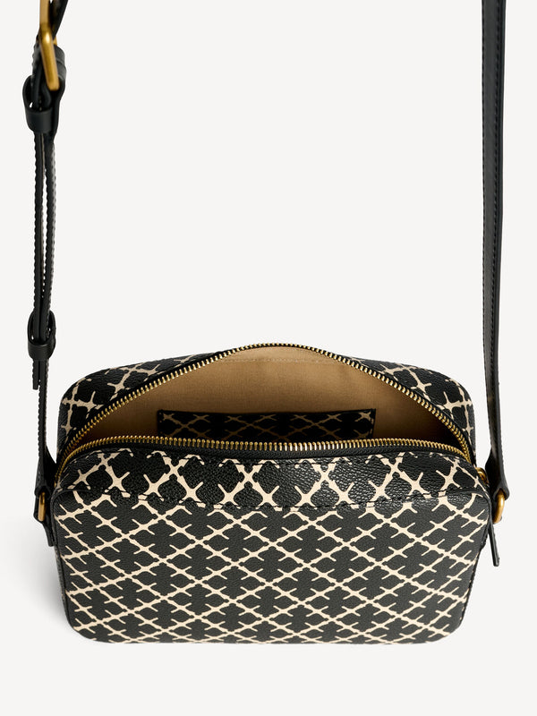 By Malene Birger Lolla crossover-veske i sort, med Signature Flower-mønster, justerbar stropp og gulldetaljer.