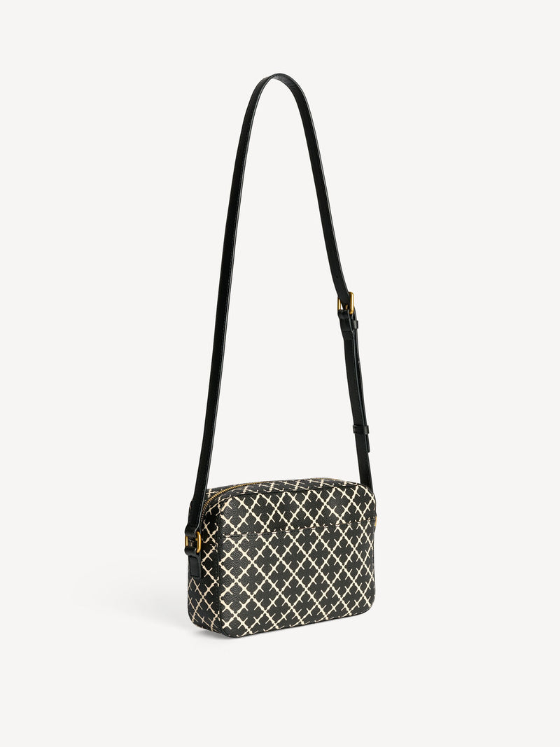 By Malene Birger Lolla crossover-veske i sort, med Signature Flower-mønster, justerbar stropp og gulldetaljer.
