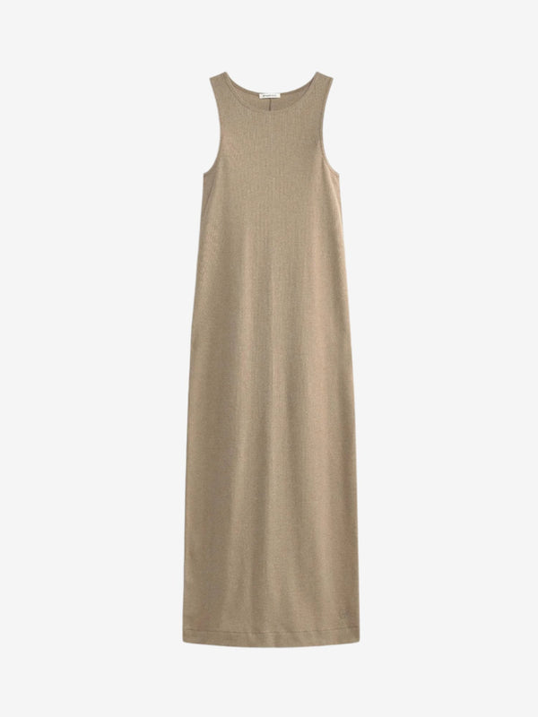 By Malene Birger Lovelo maxikjole i beige, med en smal passform og bryterarm, laget av ribbestrikket organisk bomull og elastan.
