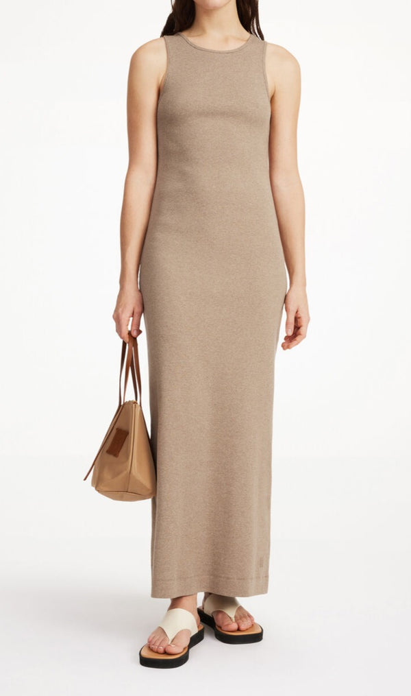 By Malene Birger Lovelo maxikjole i beige, med en smal passform og bryterarm, laget av ribbestrikket organisk bomull og elastan.