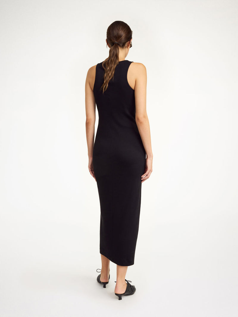 By Malene Birger Lovelo kjole i sort, ribbestrikket organisk bomull, med smal passform og bryter-arm detalj.