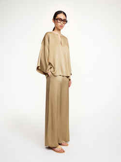 By Malene Birger Lucee bukse i beige, med utsvingte ben og laget av acetat og polyester.