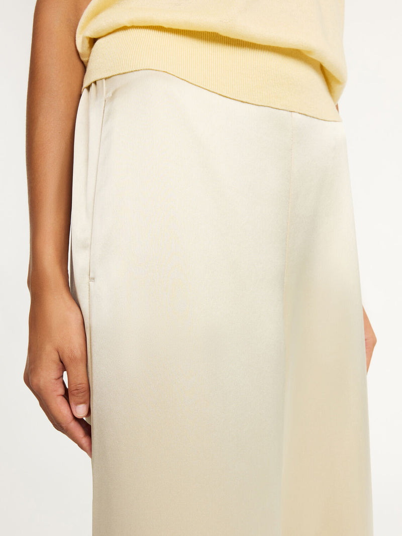 By Malene Birger Lucee bukse i kremfarget, med utsvingte ben og laget av acetat og polyester.