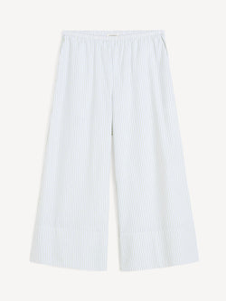 By Malene Birger Luisa bukse i hvit med grønne, tynne striper, laget av 100% organisk bomull med en cropped lengde og vide ben.