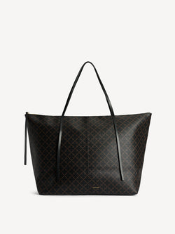 By Malene Birger Luze veske i mørkebrun, med Signature Flower-mønster, glidelåslukking og smale stropper.