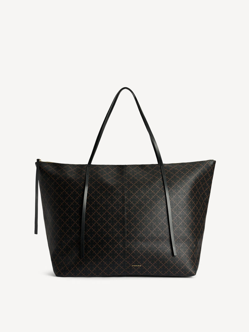 By Malene Birger Luze veske i mørkebrun, med Signature Flower-mønster, glidelåslukking og smale stropper.