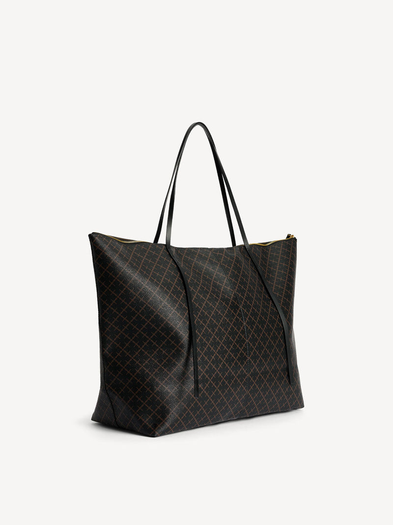 By Malene Birger Luze veske i mørkebrun, med Signature Flower-mønster, glidelåslukking og smale stropper.