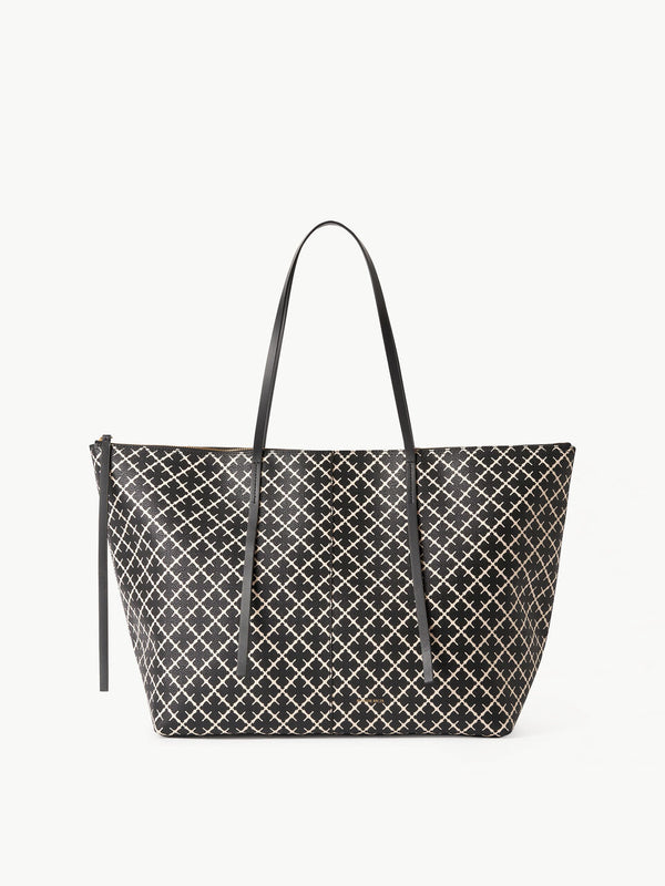 By Malene Birger Luze veske i sort, med Signature Flower-mønster, glidelåslukking og smale stropper.