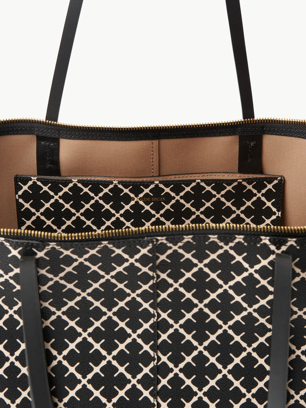 By Malene Birger Luze veske i sort, med Signature Flower-mønster, glidelåslukking og smale stropper.