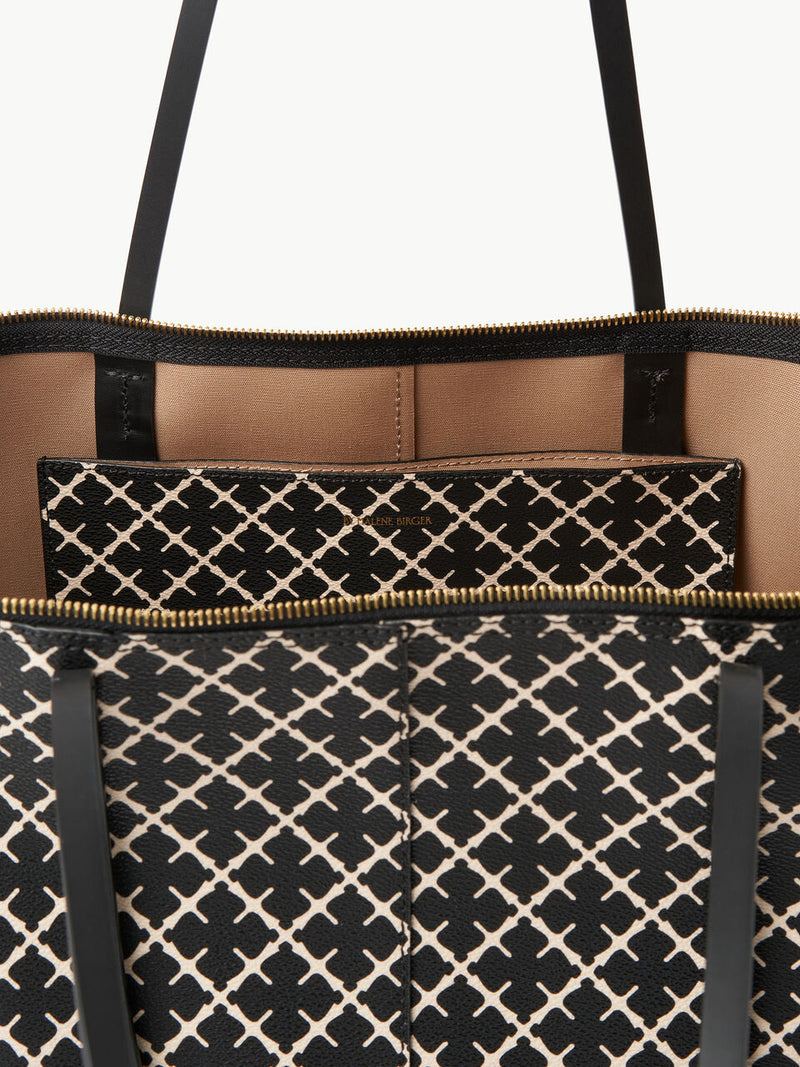 By Malene Birger Luze veske i sort, med Signature Flower-mønster, glidelåslukking og smale stropper.