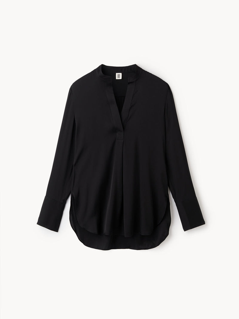 By Malene Birger Mabillon bluse i sort, laget av en blanding av silke og elastan, med en v-utringning og knapper på mansjettene.