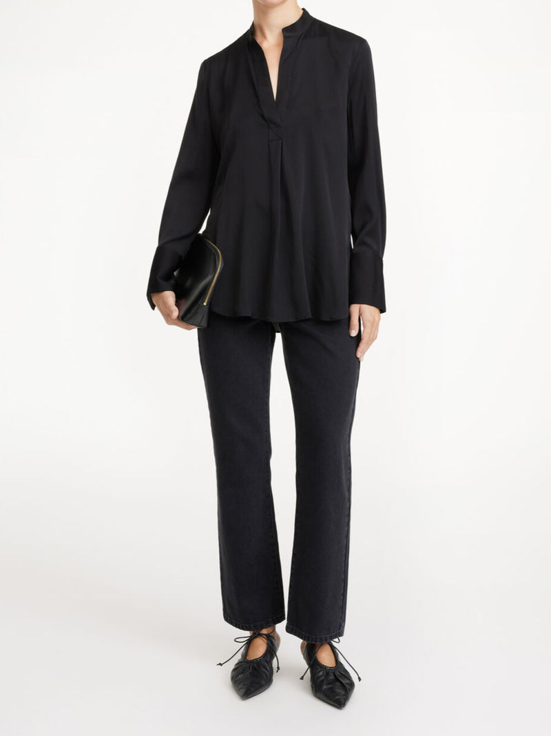By Malene Birger Mabillon bluse i sort, laget av en blanding av silke og elastan, med en v-utringning og knapper på mansjettene.
