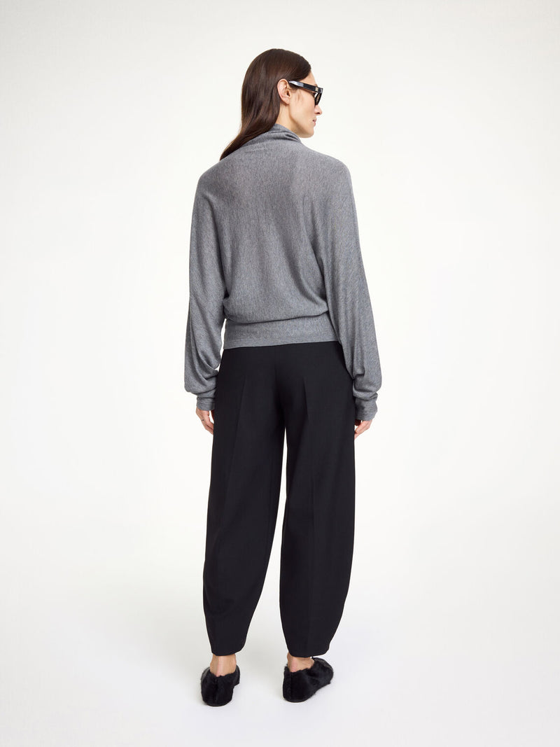 By Malene Birger Maggali høyhalset genser i grå, laget av en blanding av lyocell, ull og silke, med en leken dolman-passform på armene.