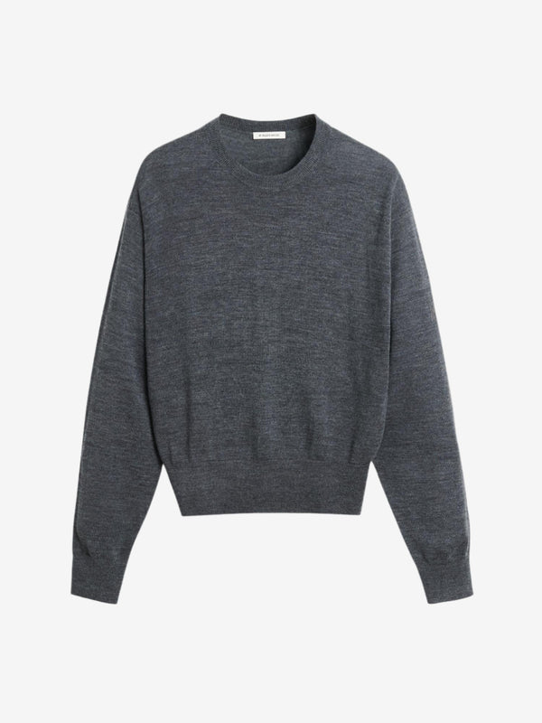 By Malene Birger Mantea genser i koksgrå, med rund hals og nette kanter, laget av 100% merinoull.