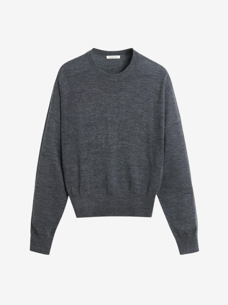 By Malene Birger Mantea genser i koksgrå, med rund hals og nette kanter, laget av 100% merinoull.