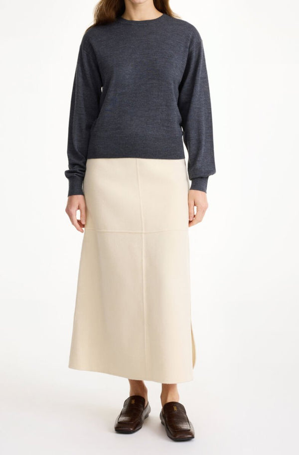 By Malene Birger Mantea genser i koksgrå, med rund hals og nette kanter, laget av 100% merinoull.