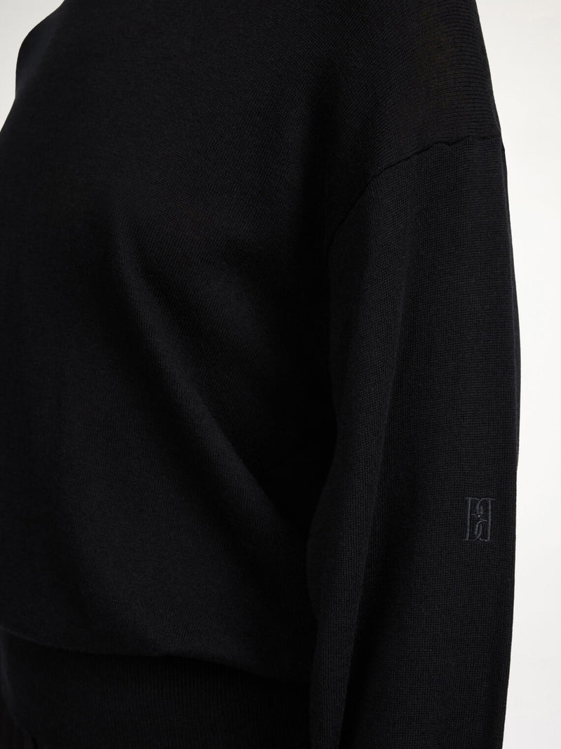 By Malene Birger Mantea genser i sort, med rund hals og nette kanter, laget av en blanding av lyocell, ull og silke.