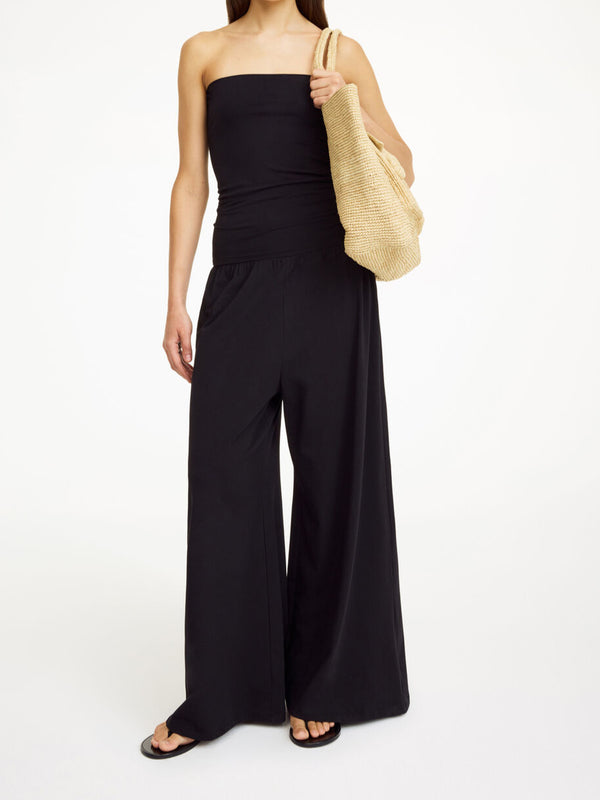 By Malene Birger Marciel jumpsuit i sort, laget av organisk bomull og elastan, med en nedbrettbar tubetopp og voluminøs nederdel.