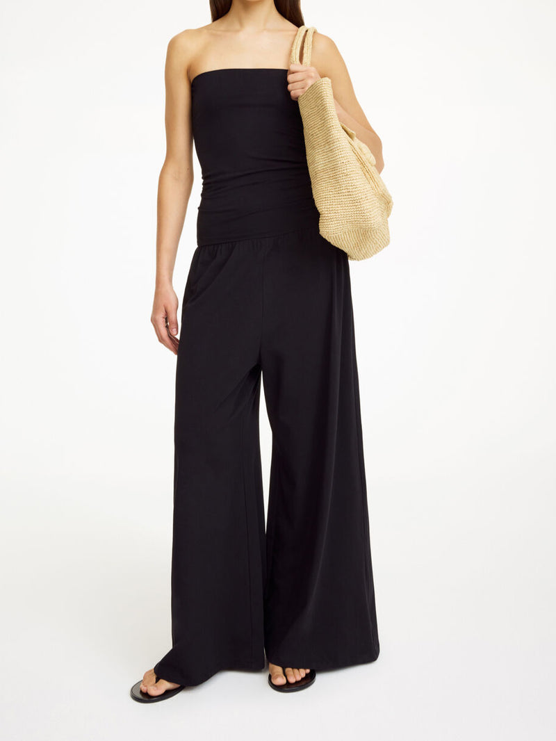 By Malene Birger Marciel jumpsuit i sort, laget av organisk bomull og elastan, med en nedbrettbar tubetopp og voluminøs nederdel.