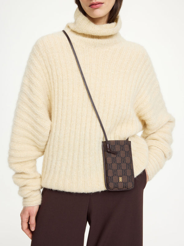 By Malene Birger Mari Phone mobilveske, laget av en blanding av bomull og resirkulert polyester, med monogram-print.