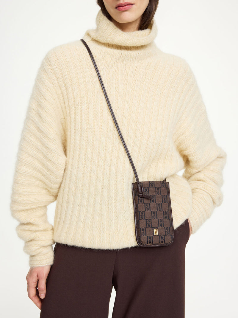 By Malene Birger Mari Phone mobilveske, laget av en blanding av bomull og resirkulert polyester, med monogram-print.