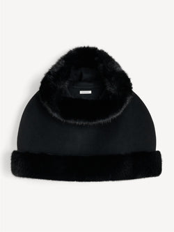 By Malene Birger Marta cape med hette i sort ull og kant av imitert pels.