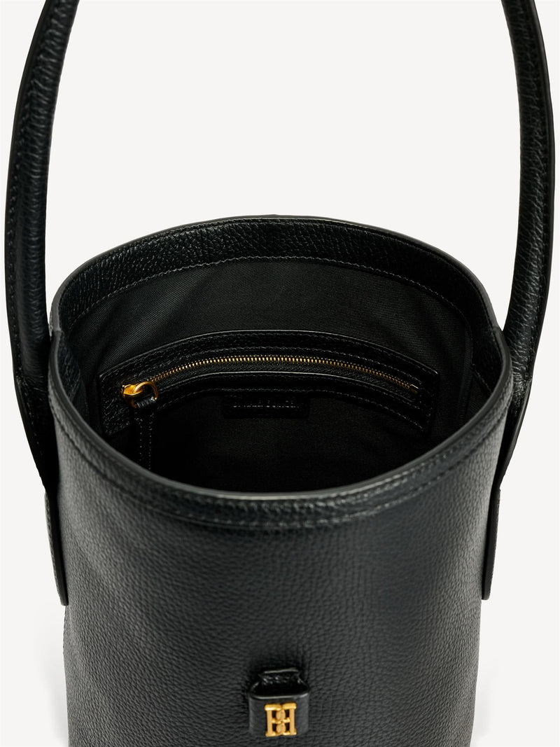 By Malene Birger Marylle bøtteveske i sort kuskinn, med en nett passform og monogram-emblem i front.