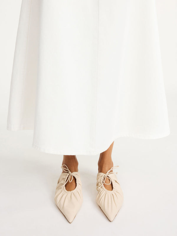 By Malene Birger Masey skinnmules i kremhvit, laget av geiteskinn, med kitten-heels og en spiss silhuett.