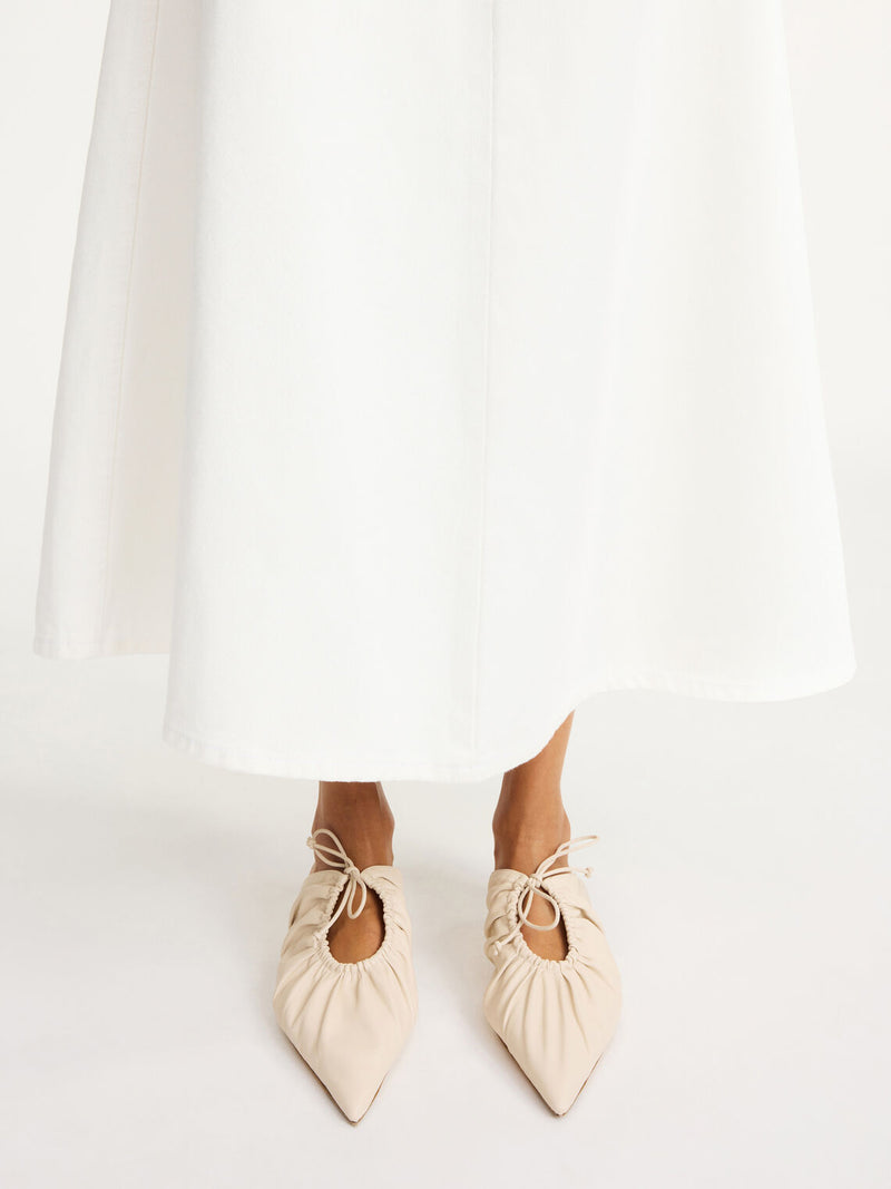 By Malene Birger Masey skinnmules i kremhvit, laget av geiteskinn, med kitten-heels og en spiss silhuett.