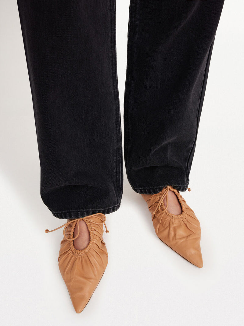 By Malene Birger Masey skinnmules i lysebrun, laget av geiteskinn, med kitten-heels og en spiss silhuett.