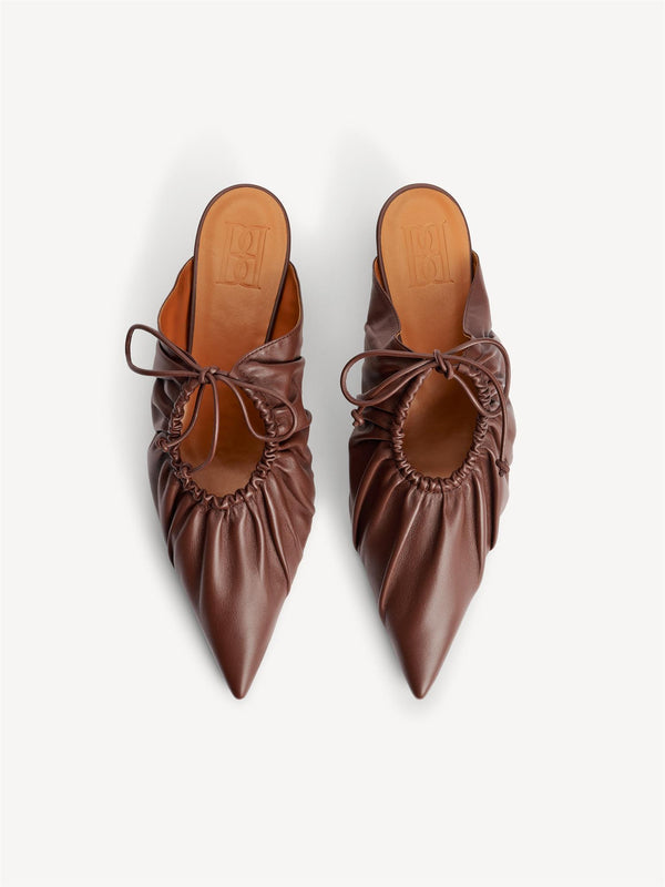 By Malene Birger Masey skinnmules i mørkebrun, laget av geiteskinn, med kitten-heels og en spiss silhuett.