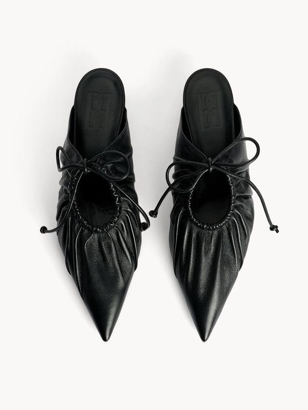 By Malene Birger Masey skinnmules i sort, laget av geiteskinn, med kitten-heels og en spiss silhuett.