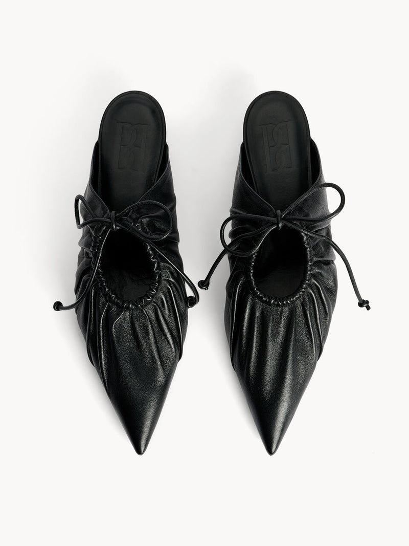 By Malene Birger Masey skinnmules i sort, laget av geiteskinn, med kitten-heels og en spiss silhuett.