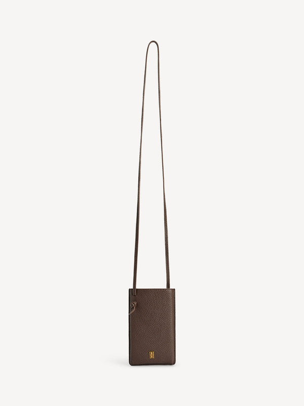 By Malene Birger mobilveske i mørkebrun, resirkulert skinn, med monogram-motiv og knutedetalj.