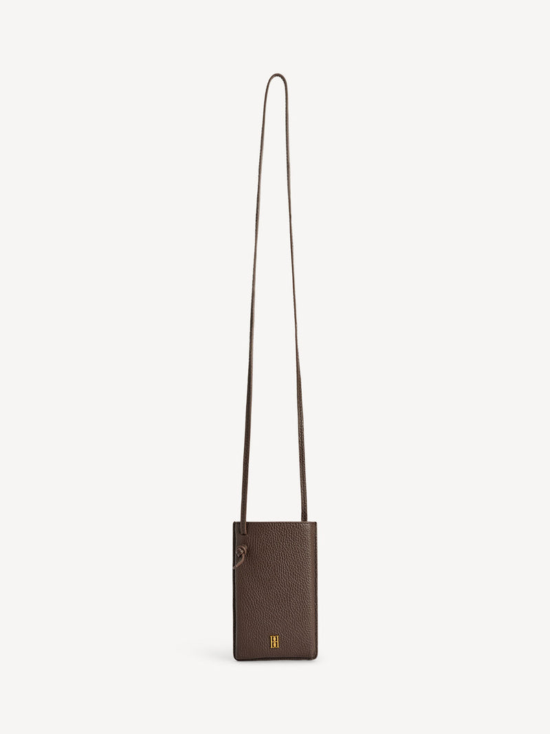 By Malene Birger mobilveske i mørkebrun, resirkulert skinn, med monogram-motiv og knutedetalj.